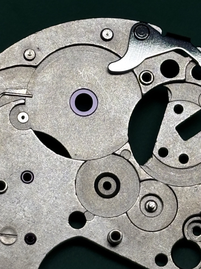 Freesbewerking voor robijnlager plaatsing in Valjoux 7750 uurwerk