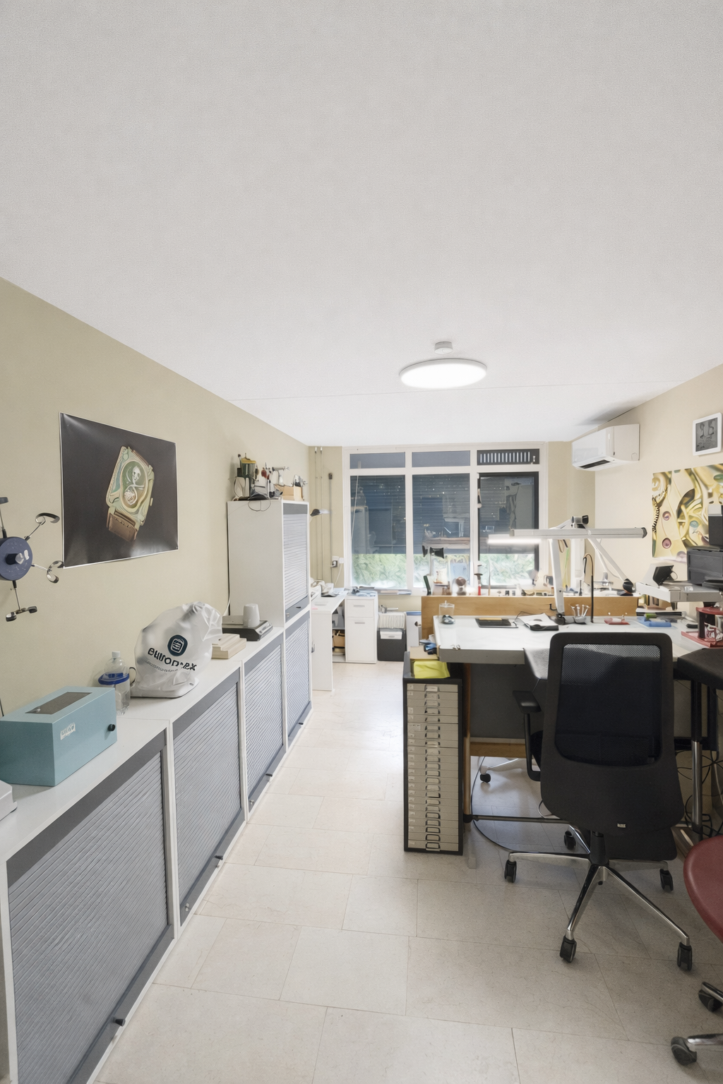 Professioneel horlogemaker atelier EM Watch Service Houten met gereedschappen