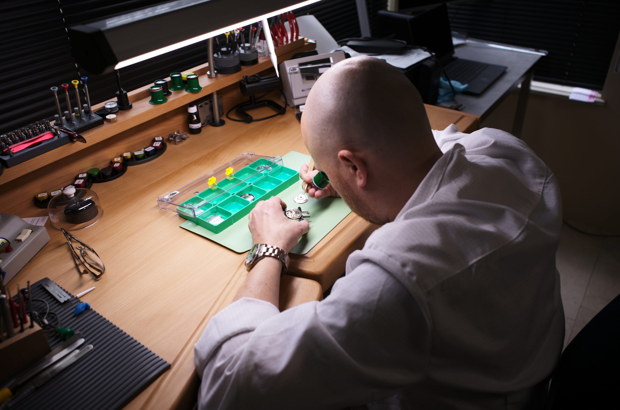 Horlogemaker Edwin aan het werk in zijn atelier in Houten Utrecht